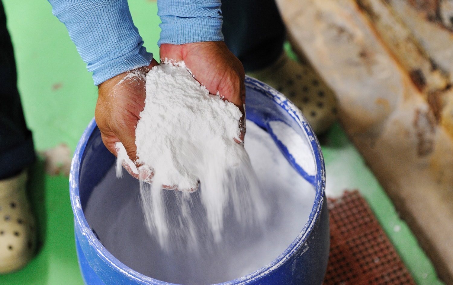 Vì muối tuyết Nhật Bản rất dễ sử dụng nên nó nhanh chóng tan chảy vào bất kỳ thành phần nào khác, và tốt nhất nên dùng muối tuyết để làm món tempura (đồ chiên) và onigiri (cơm nắm).
